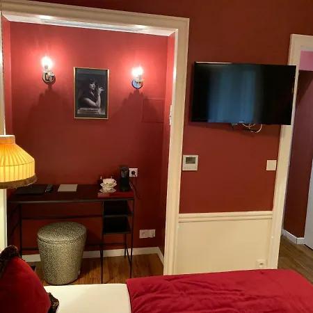 Maison Lepic Montmartre Hotell 3*